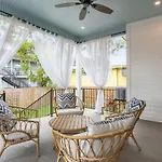 Stunning Luxury 2 Blocks From Streetcar Holiday home *