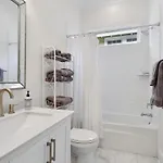 Stunning Luxury 2 Blocks From Streetcar Holiday home