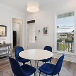 Holiday home Stunning Luxury 2 Blocks From Streetcar *