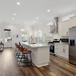 Stunning Luxury 2 Blocks From Streetcar Holiday home *