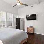 Modern Pristine Stunning 2bd Garden District *