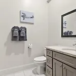 Modern Pristine Stunning 2bd Garden District Apartment *
