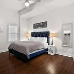 Modern Pristine Stunning 2bd Garden District Apartment *