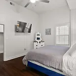Modern Pristine Stunning 2bd Garden District Apartment New Orleans