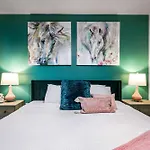 The Pelican By Hosteeva Apartment *