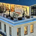 Entire Home W/ Party Rooftop - A Block Away From Parades