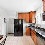 4Br Uptown Oasis W Backyard Near Universities