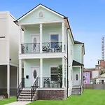 Stylish Home Uniquely Designed Near French Quarter
