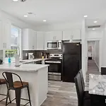 Retro Charm And Comfort Near The French Quarter