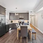 Modern 3 Bedroom In Mid City