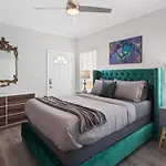 Modern 3 Bedroom In Mid City