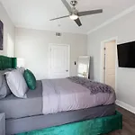 Modern 3 Bedroom In Mid City