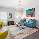 Modern 3 Bedroom In Mid City