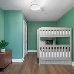 Newly Renovated 4-Bed Condo Steps To French Quarter