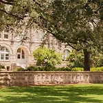 The Streetcar Historic Hotel