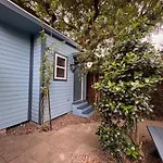Apartment Charming Under Oak Tree 2 Mins Walk To Magazine Quiet Neighborhood