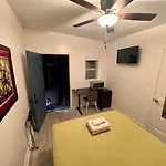 Charming Under Oak Tree 2 Mins Walk To Magazine Quiet Neighborhood *