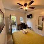 Charming Studio Cabin Under Oak Tree 2 Mins Walk To Magazine Quiet Neighborhood