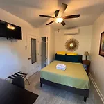 Charming Under Oak Tree 2 Mins Walk To Magazine Quiet Neighborhood