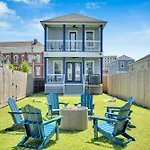 Charming Fire Pit Stay Mid-City Festive Season