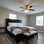 Lakeview Townhome W King Bed & Game Holiday home *