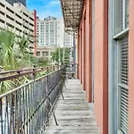 Chic Downtown Retreat Parking Jazz Fest Ready