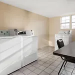 Super 8 By Wyndham New Orleans