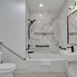 Hotel Sleeps 24-spacious Near Fq W Pool