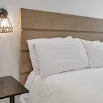 Sleeps 24-spacious Near Fq W Pool