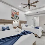Hotel Sleeps 24-spacious Near Fq W Pool