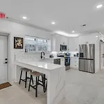 Hotel Sleeps 24-spacious Near Fq W Pool *