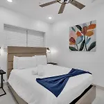 Hotel Sleeps 24-spacious Near Fq W Pool