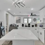 Hotel Sleeps 24-spacious Near Fq W Pool New Orleans