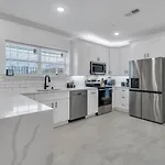 Sleeps 24-spacious Near Fq W Pool *