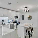 Sleeps 24-spacious Near Fq W Pool