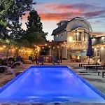 Hotel Sleeps 24-spacious Near Fq W Pool