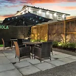 Hotel Sleeps 24-spacious Near Fq W Pool *