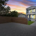 Mid-City Retreat W Superdome Views & Balcony