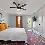 Sunny Retreat W Balcony Steps From French Quarter