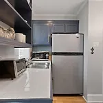 Sunny Retreat W Balcony Steps From French Quarter