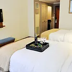 Wyndham Garden Baronne Plaza