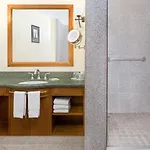 Wyndham Garden Baronne Plaza Hotel New Orleans