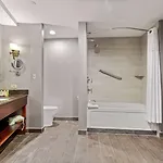 Wyndham Garden Baronne Plaza