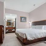 Hotel Wyndham Garden Baronne Plaza 3*