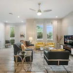 Holiday home Newly Renovated 3 Story W Pool, Garage & Balconies