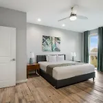 Newly Renovated 3 Story W Pool, Garage & Balconies Holiday home *