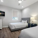 Newly Renovated 3 Story W Pool, Garage & Balconies Holiday home *