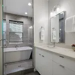 Holiday home Newly Renovated 3 Story W Pool, Garage & Balconies
