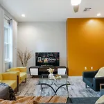 Newly Renovated 3 Story W Pool, Garage & Balconies Holiday home *