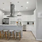 Newly Renovated 3 Story W Pool, Garage & Balconies Holiday home New Orleans
